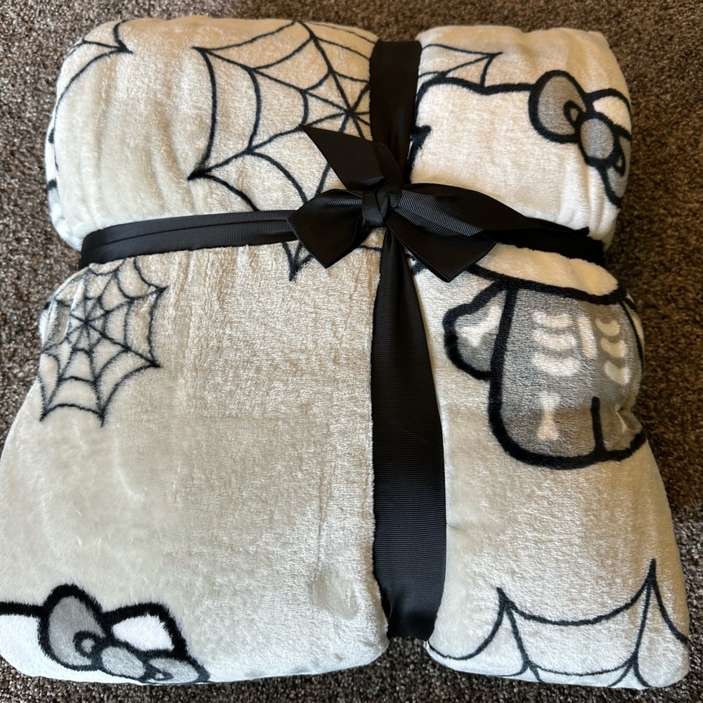 TikTok viral Halloween Hello Kitty blanket!